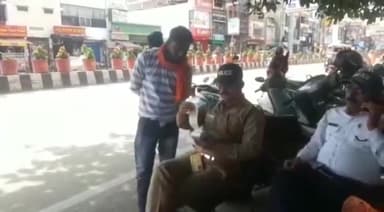 हरिद्वार: चंद्राचार्य चौक पर पुलिस ने चेकिंग अभियान चलाकर हेलमेट ना पहनने वाले 5 लोगों के काटे चालान