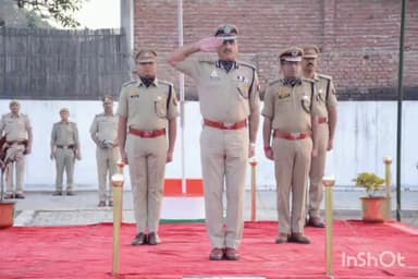 हापुड़: पुलिस लाइन में अपर पुलिस महानिदेशक मेरठ जोन ने ली परेड की सलामी, पुलिस लाइन की विभिन्न शाखाओं का किया निरीक्षण
