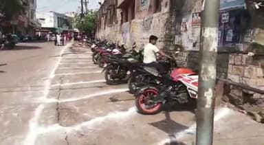 शिवपुरी नगर: कोर्ट रोड़ पर यातायात बहाली को लेकर यातायात प्रभारी ने रोड़ से हटवाए फल ठेले, स्कूल बाउंड्री पर बनाई दुपहिया पार्किंग