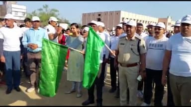 लखीसराय: आर लाल कॉलेज परिसर से बिहार दिवस के मौके पर निकाली गयी प्रभात फेरी, डीएम एवं एसपी ने हरी झंडी दिखाकर किया रवाना