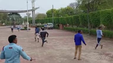 मथुरा: वृंदावन में गाड़ी टकराने को लेकर दो पक्षों में जमकर चले लाठी-डंडे, वीडियो हुआ वायरल