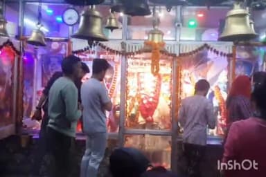 बरेली: सुभाष नगर के चौरासी घंटा माता मंदिर सहित शहर के अन्य मंदिरों में दिखी लोगों की भीड़