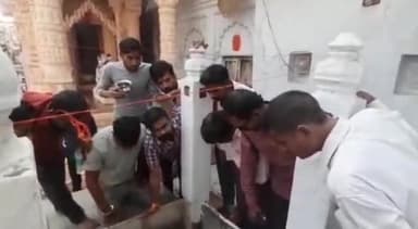 मिर्ज़ापुर: बुंदेलखंडी वार्ड में वर्षों से सूखे कुएं में अचानक निकलने लगा साफ पानी, भगवान का चमत्कार मानकर हर हर महादेव के लगे नारे