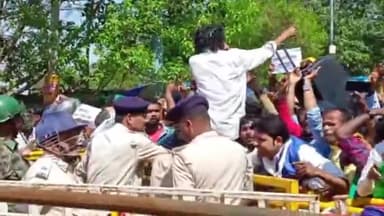 कांके: नियोजन नीति को लेकर रांची में विधानसभा मार्च कर रहे छात्रों का प्रदर्शन हुआ उग्र, पुलिस ने लाठीचार्ज कर छोड़े आंसू गैस