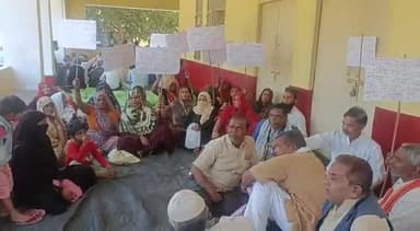 जलेसर: मोहल्ला हथौड़ा में राशन कार्ड काटे जाने से आक्रोशित उपभोक्ताओं ने तहसील परिसर में दिया धरना, SDM को सौंपा ज्ञापन