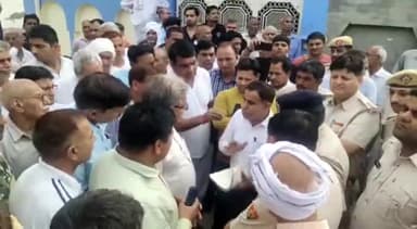 बहादुरगढ़: देव नगर में जमीन का कब्जा दिलाने पहुंचे अधिकारियों का स्थानीय निवासियों ने किया विरोध