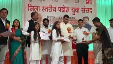 हापुड़: जैन कन्या इंटर कॉलेज मैं आयोजित पड़ोस युवा संसद कार्यक्रम में शामिल होने पहुंचे ऊर्जा राज्यमंत्री सोमेंद्र तोमर