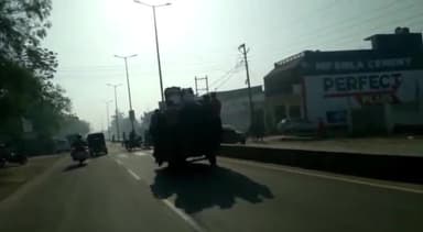 हापुड़: गढ़ रोड स्थित नवीन मंडी के पास ऑटो के बाहर लटक कर यात्रा करते लोगों का वीडियो वायरल