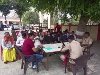 डिबाई: रामघाट थाना प्रांगण में शांति समिति की बैठक का आयोजन, ग्राम प्रधान सहित संभ्रांत लोग रहे मौजूद