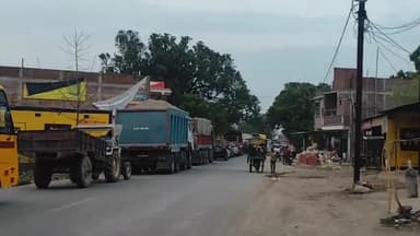 नागौद: उंचेहरा का रेलवे फाटक खराब होने से पिपरी कला से बरहा तिराहे तक लगा जाम, वाहन चालक हो रहे परेशान