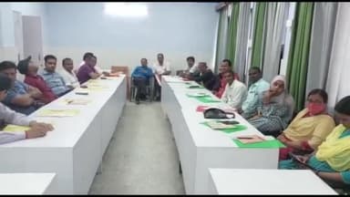 लखीसराय: सदर अस्पताल सभागार कक्ष में किशोरवय शिक्षा कार्यक्रम के अंतर्गत शिक्षकों को ट्रेनर के द्वारा दी गई ट्रेनिंग