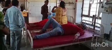 धौलपुर: चंबल पुल के पास खड़ी कार में पीछे से टकराई बाइक दंपति समेत चार जने हुए घायल ट्रामा वार्ड में भर्ती