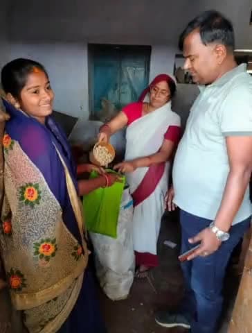 सोनभद्र बंशी सुर्यपुर: बंसी प्रखंड के विभिन्न आंगनबाड़ी केंद्रों पर टेक होम राशन का वितरण किया गया बीडीओ सह सीडीपीओ ने वितरण का जायजा लिया