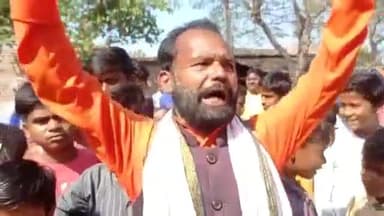 रोसड़ा: प्रखंड के रहुआ पंचायत में मनरेगा योजना में अनियमितता को लेकर ग्रामीणों ने सड़क जाम कर किया प्रदर्शन