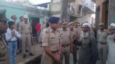 शामली: गांव मुंडेट में एक समाज के लोगों ने दबंगों के कहर के चलते अपने मकानों में मकान बिकाऊ के पोस्टर चस्पा किए, पुलिस पहुंची