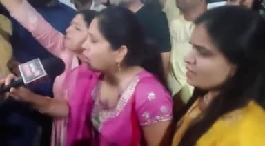 कोटा राइट टू हेल्थ बिल के विरोध में चल रहे धरने पर अनशन पर बैठी dr नीलिमा खंडेवाल को पुलिस ने कराया भर्ती उठाया धरने से