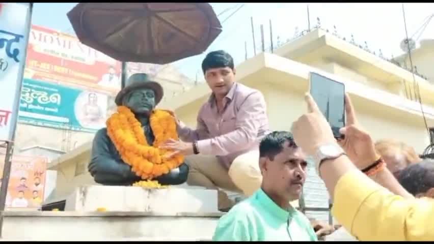 #जनपद थोक केंद्रीय #उपभोक्ता सहकारी भण्डार लिमिटेड देवरिया के पं. #दीनदयाल उपाध्याय #सहकारी बाजार के #शिलान्यास में रहा।