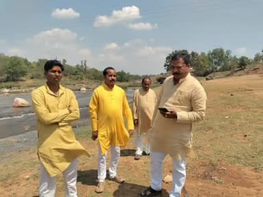 अंबिकापुर: चैत्र माह में होने वाले छठ के लिए घुनघुट्टा नदी तट पर तैयारियां हुई शुरू, घुनघुट्टा सेवा समिति के अध्यक्ष ने लिया जायजा