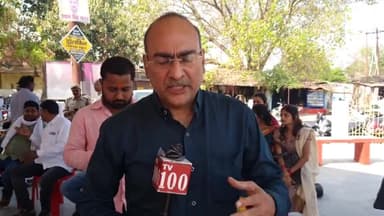 चिल्ह चौराहे पर निशुल्क प्रसाद का वितरण समाजसेवी के द्वारा किया गया