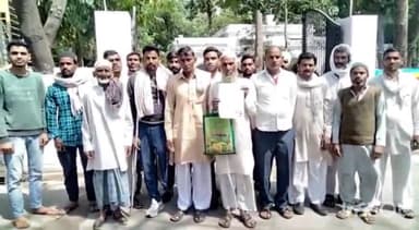 मुज़फ्फरनगर: डीएम कार्यालय पहुंचे गांव करहेड़ा के ग्रामीणों ने दबंगों पर कब्रिस्तान की जमीन पर कब्जा करने का लगाया आरोप, दिया ज्ञापन