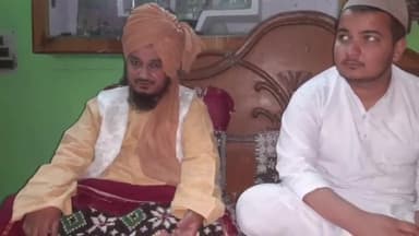 मुरादाबाद: मोतीबाग बड़वाली मस्जिद के पास एक घर में पहुंचे खबरिया शरीफ के सज्जादानशीन, कुल शरीफ की महफिल हुई मुनाकिद