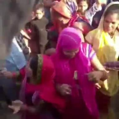 तिलहर: धनोरा गांव में भागवत कथा से पहले श्रद्धालुओं ने निकाली कलश यात्रा