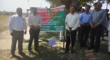बेगूसराय: बिहार दिवस पर राजकीयकृत रामानंद प्लस टू विद्यालय मोहनपुर में DM व SP ने संयुक्त रूप से किया वृक्षारोपण
