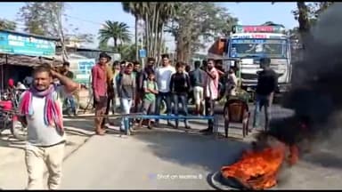 आज मनीष कश्यप के समर्थन में बहेडा बहेड़ी सड़क को जरिसो चोक पर जाम करते हुए ग्रामीण युवक।