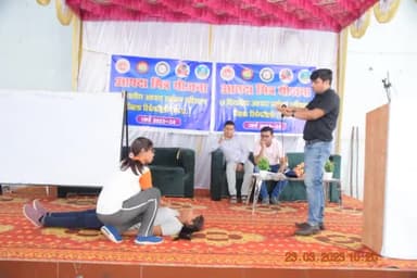 जिला आपदा प्रबंधन के प्रशिक्षणार्थियों को जिला अस्पताल के चिकित्सक वालेन्दु शाह और टीम के द्वारा स्वाथ्य के सिखाए गुर