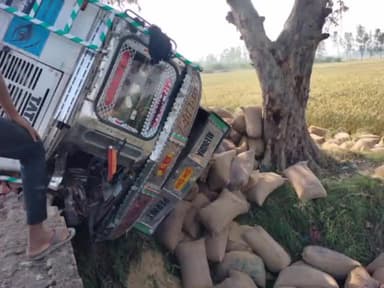 रायबरेली: गढ़ी गांव के पास ओवरलोड गेहूं की बोरियों से लदा ट्रक पलटा, बाल-बाल बचे चालक व परिचालक