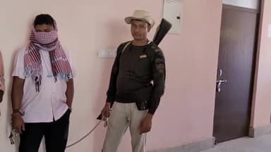 हलसी: भानपुरा पंचायत के वार्ड-13 का पूर्व वार्ड सदस्य शराब के नशे में महिला के साथ गिरफ्तार