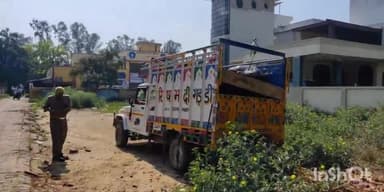 बिसौली: बाजार से पशु खरीद कर ला रही पिकअप को तहसीलदार बिसौली ने पकड़ा, बिसौली पुलिस को सुपुर्द कर कार्रवाई के निर्देश दिए