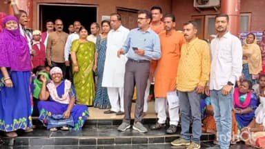 जगदलपुर: निगम कार्यालय में स्वच्छता दीदीयों के आंदोलन को भाजपा नेताओं ने दिया समर्थन