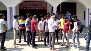 मथुरा: टैंक चौराहे के पास महानायकों के चित्रों के साथ की गई छेड़छाड़, युवाओं ने जिलाधिकारी से की शिकायत