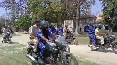 बेतिया: पुलिस अधीक्षक कार्यालय से बाइक सवार पुलिसकर्मियों ने पूरे नगर में निकाला फ्लैग मार्च