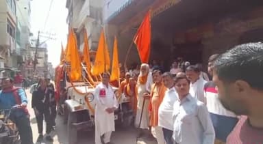 आरा: रामनवमी जुलूस के प्रचार के लिए महादेव शिव मंदिर से भगवा झंडा दिखाकर प्रचार रथ को रवाना किया गया