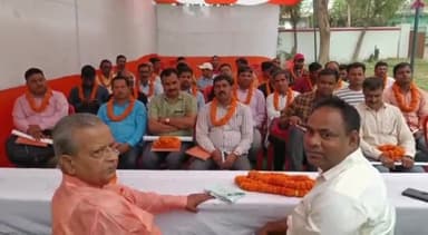 आरा: MLA राघवेंद्र प्रताप सिंह के मौलाबाग आवास पर शिक्षक निर्वाचन चुनाव को लेकर शिक्षकों के साथ की गई बैठक