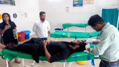 इटावा: कटरा शमशेर खां में दरवाजे पर गाड़ी खड़ी करने को लेकर मां-बेटे को पड़ोसियों ने मारपीट कर किया घायल, भर्ती