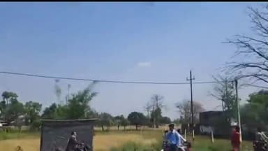 बेतिया: NH-727 पर मनीष कश्यप के समर्थकों ने बीच सड़क पर की आगजनी और नारेबाजी