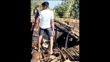 बरकट्ठा: डाकडीह में खपरैल के मकान में आग लगने से लाखों रुपए की संपत्ति का हुआ नुकसान