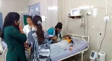 मिर्ज़ापुर: पिपराडाड़ स्थित मेडिकल कॉलेज की एक छात्रा अचानक हुई बीमार, इमरजेंसी एंड ट्रामा केयर सेंटर में कराया गया भर्ती