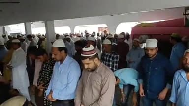 धनौरा: गजरौला के चौपला पर जामा मस्जिद में नमाज पढ़ने के लिए लोगों की जुटी भीड़, पुलिस रही मस्जिदों के बाहर तैनात