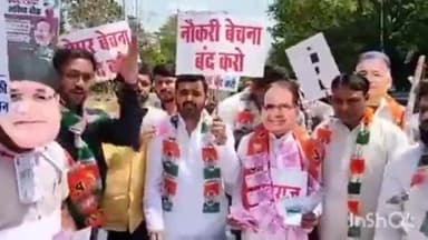 हुज़ूर: प्रदेश कांग्रेस कार्यालय के समीप युवा कांग्रेस ने किया प्रदर्शन, ठेले पर पेपर और नौकरी बेचने लगाया स्टॉल