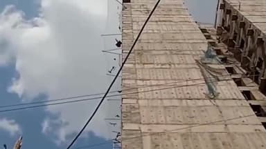 हुज़ूर: पलाश होटल के सामने स्मार्ट सिटी की 18 मंजिला बिल्डिंग की दीवार गिरी, जिससे फोर व्हीलर गाड़ी क्षतिग्रस्त हो गई