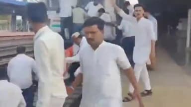 हुज़ूर: राहुल गांधी की सदस्यता रद्द होने पर भड़के युवा कांग्रेस  नेता विक्रांत भूरिया, रानी कमलापति रेलवे स्टेशन पर ट्रेन रोकी