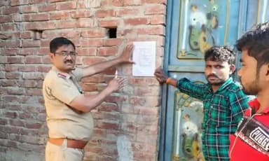 महसी: बरुही टेपरी में गैंगस्टर के घर बौंडी थाने की पुलिस ने कुर्की की नोटिस की चस्पा, कराई मुनादी