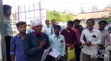 टूंडला: चिटफंड कंपनियों में निवेश करने वाले लोगों ने टूंडला तहसील में फॉर्म जमा करने वाले कर्मियों पर लगाया पैसे मांगने का आरोप