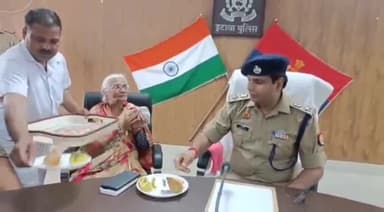 इटावा: लूट का खुलासा करने पर वृद्ध महिला ने इटावा पुलिस की प्रशंसा तो एसएसपी ने वृद्धा को फल खिलाकर किया सम्मानित