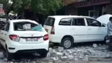 हुज़ूर: भोपाल के टीटी नगर में बिल्डिंग का मटेरियल गिरा, गाड़ियों को नुकसान: स्मार्ट सिटी में बन रही 16 मंजिला बिल्डिंग