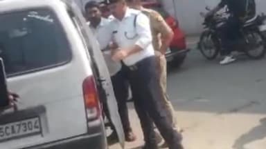 मथुरा: मथुरा में यातायात पुलिस कर्मी ने कार चालक के साथ थाना जैत  के समीप की मारपीट पुलिसकर्मी का वीडियो आया सामने